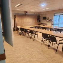 Deze vergaderruimte is licht, functioneel en voorzien van tafels en stoelen in een U-vormige opstelling. Ideaal voor bijeenkomsten, cursussen en vergaderingen met een gemiddeld aantal deelnemers.