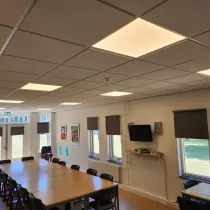 De cursusruimte biedt een praktische opstelling voor vergaderingen, trainingen of groepsbijeenkomsten. Met een ruime vergadertafel, comfortabele stoelen en moderne voorzieningen zoals een televisie en projectiemogelijkheden, is deze ruimte ideaal voor diverse doeleinden. Grote ramen laten veel natuurlijk licht binnen, wat zorgt voor een prettige werkomgeving.