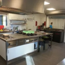 De keuken in het Buitenhuis is professioneel ingericht met ruime werkbladen, moderne apparatuur en praktische opbergruimte. Perfect geschikt voor kookactiviteiten en cateringdoeleinden.