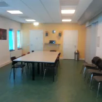 De kleine zaal in het Buitenhuis is een intieme ruimte met flexibele indeling, ideaal voor vergaderingen, workshops of kleine groepsactiviteiten. Dankzij de rustige sfeer en goede verlichting biedt deze ruimte een prettige omgeving voor diverse bijeenkomsten.