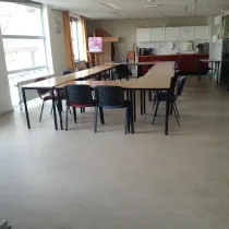 De creatieve ruimte op de bovenverdieping in Wippolder biedt een lichte en ruime opzet met werktafels, stoelen en een keukenblok. Ideaal voor creatieve workshops, vergaderingen of kleine bijeenkomsten.