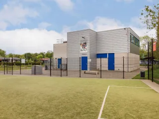 Achter het jeugdcentrum ligt een groot sportveld waar je diverse sporten kunt beoefenen