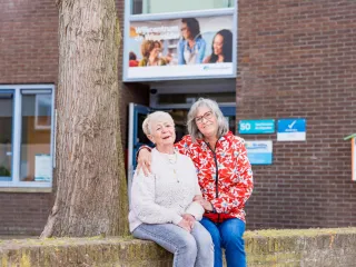 De Wippolder in Delft is een eigentijds ogend, laagbouwpand met een robuuste bakstenen gevel, waarbij de entree subtiel is benadrukt met een overstekend dakje en grote glaspuien die uitnodigend uitzicht bieden op de omliggende groenrijke pleinruimte.