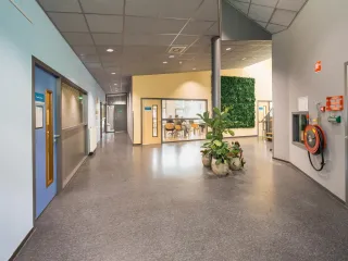 De 2e hal leidt naar de verschillende zalen. Er is een lift aanwezig.