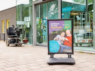 Het Buitenhuis is een moderne locatie met een uitnodigende glazen pui, omgeven door groen. Het is een inspirerende plek voor vergaderingen, workshops of sociale bijeenkomsten. De transparante constructie zorgt voor veel daglicht en een verbinding met de buitenomgeving.