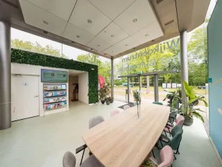Het Buitenhuis is een moderne locatie met een uitnodigende glazen pui, omgeven door groen. Het is een inspirerende plek voor vergaderingen, workshops of sociale bijeenkomsten. De transparante constructie zorgt voor veel daglicht en een verbinding met de buitenomgeving.