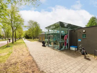 Het Buitenhuis is een moderne locatie met een uitnodigende glazen pui, omgeven door groen. Het is een inspirerende plek voor vergaderingen, workshops of sociale bijeenkomsten. De transparante constructie zorgt voor veel daglicht en een verbinding met de buitenomgeving.