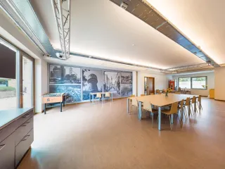 Het Buurtpunt is een fijne zaal, geschikt voor meerdere doeleinden, zoals cursus, workshop, vergadering of andere bijeenkomst.