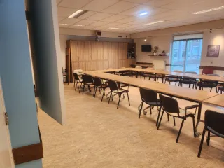 Deze vergaderruimte is licht, functioneel en voorzien van tafels en stoelen in een U-vormige opstelling. Ideaal voor bijeenkomsten, cursussen en vergaderingen met een gemiddeld aantal deelnemers.